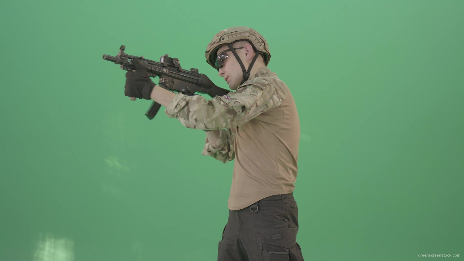 Soldier-in-army-uniform-shooting-with-gun-fire-machine-isolated-on-green-screen-4K-Video-Footage-1920_002 Green Screen Stock