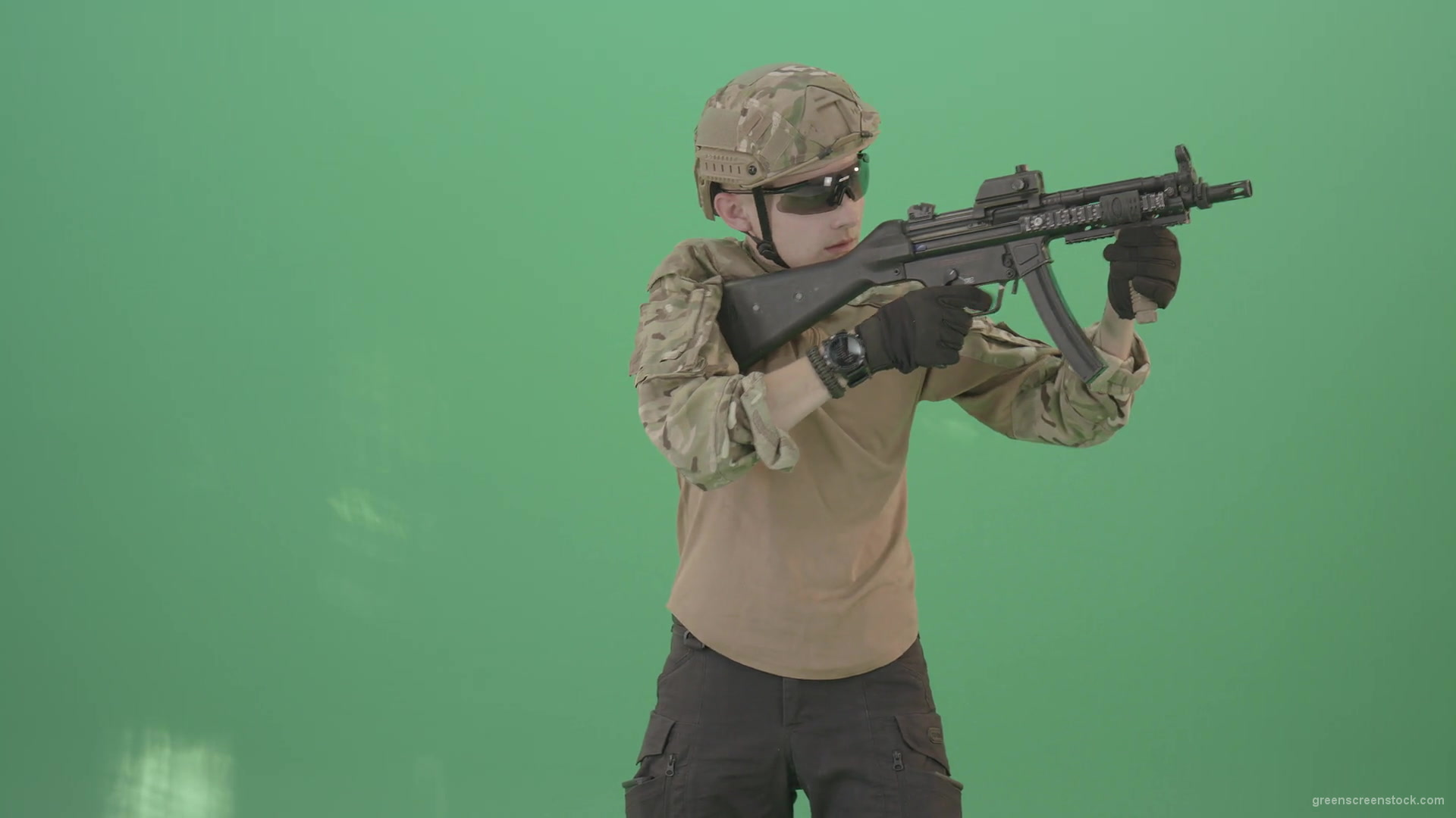 Soldier-in-army-uniform-shooting-with-gun-fire-machine-isolated-on-green-screen-4K-Video-Footage-1920_008 Green Screen Stock