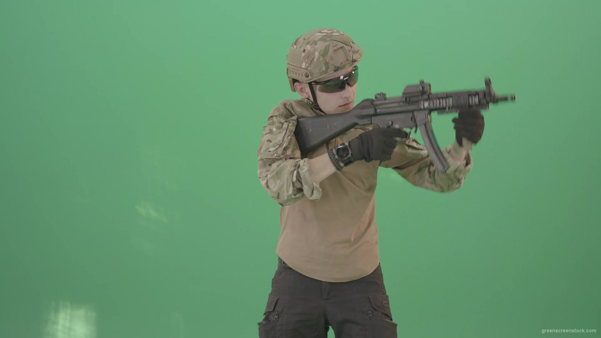 Soldier-in-army-uniform-shooting-with-gun-fire-machine-isolated-on-green-screen-4K-Video-Footage-1920_009 Green Screen Stock