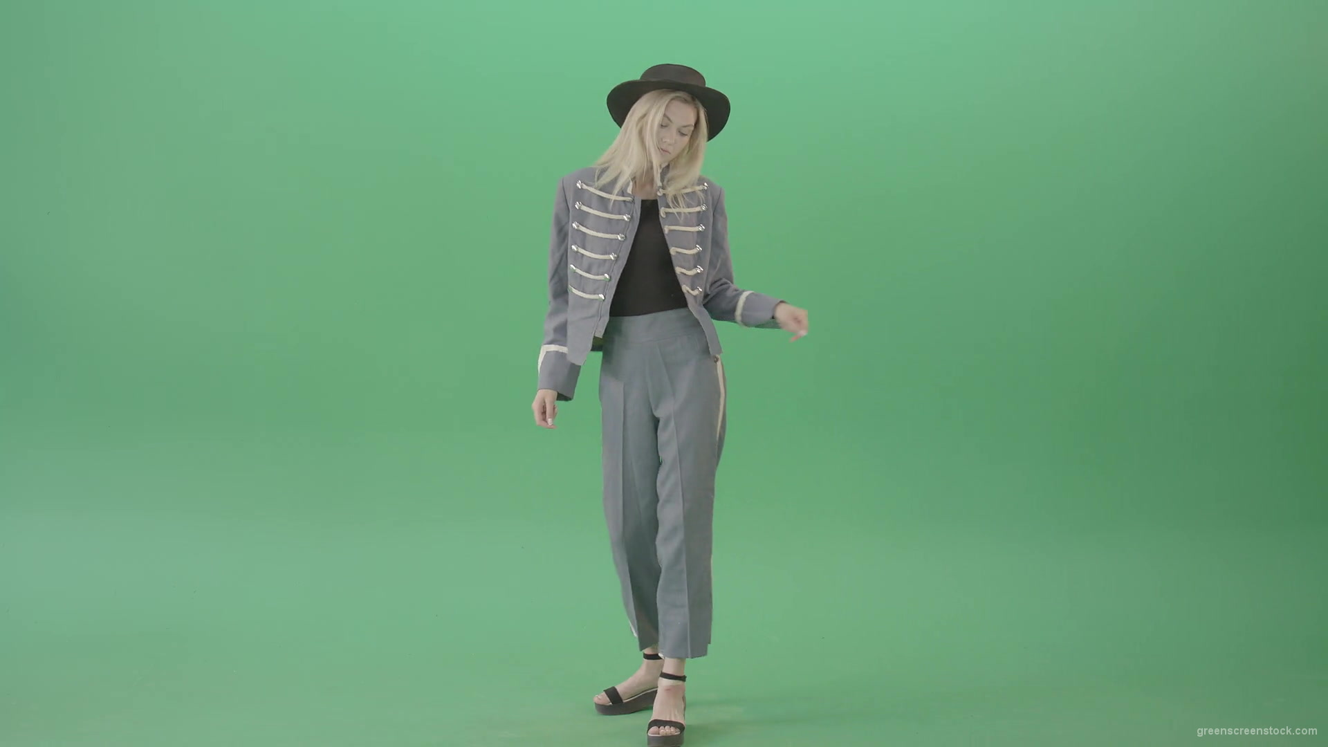 Blonde-Girl-in-Royal-dress-and-black-hat-dancing-house-and-chilling-in-green-screen-studio-4K-Video-Footage-1920_004 Green Screen Stock