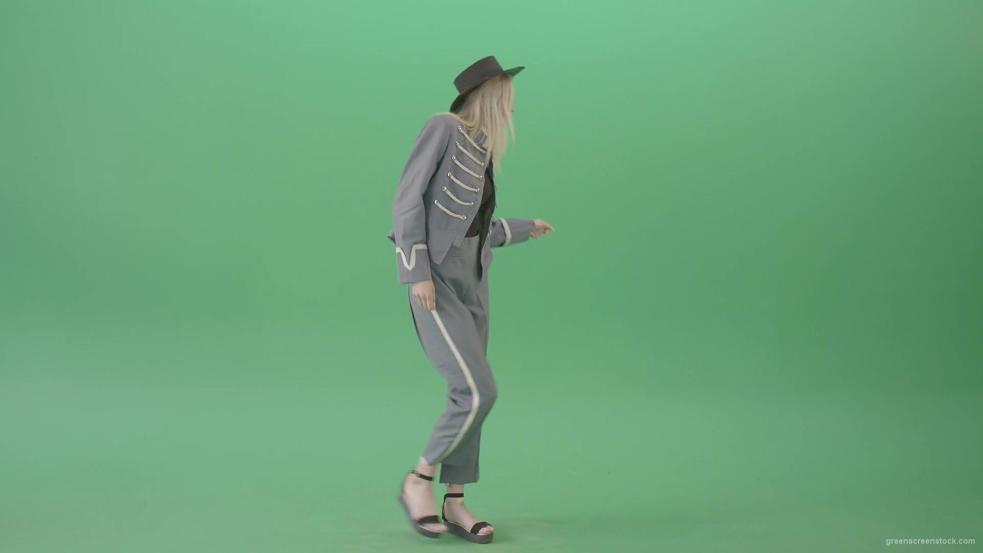 Blonde-Girl-in-Royal-dress-and-black-hat-dancing-house-and-chilling-in-green-screen-studio-4K-Video-Footage-1920_009 Green Screen Stock