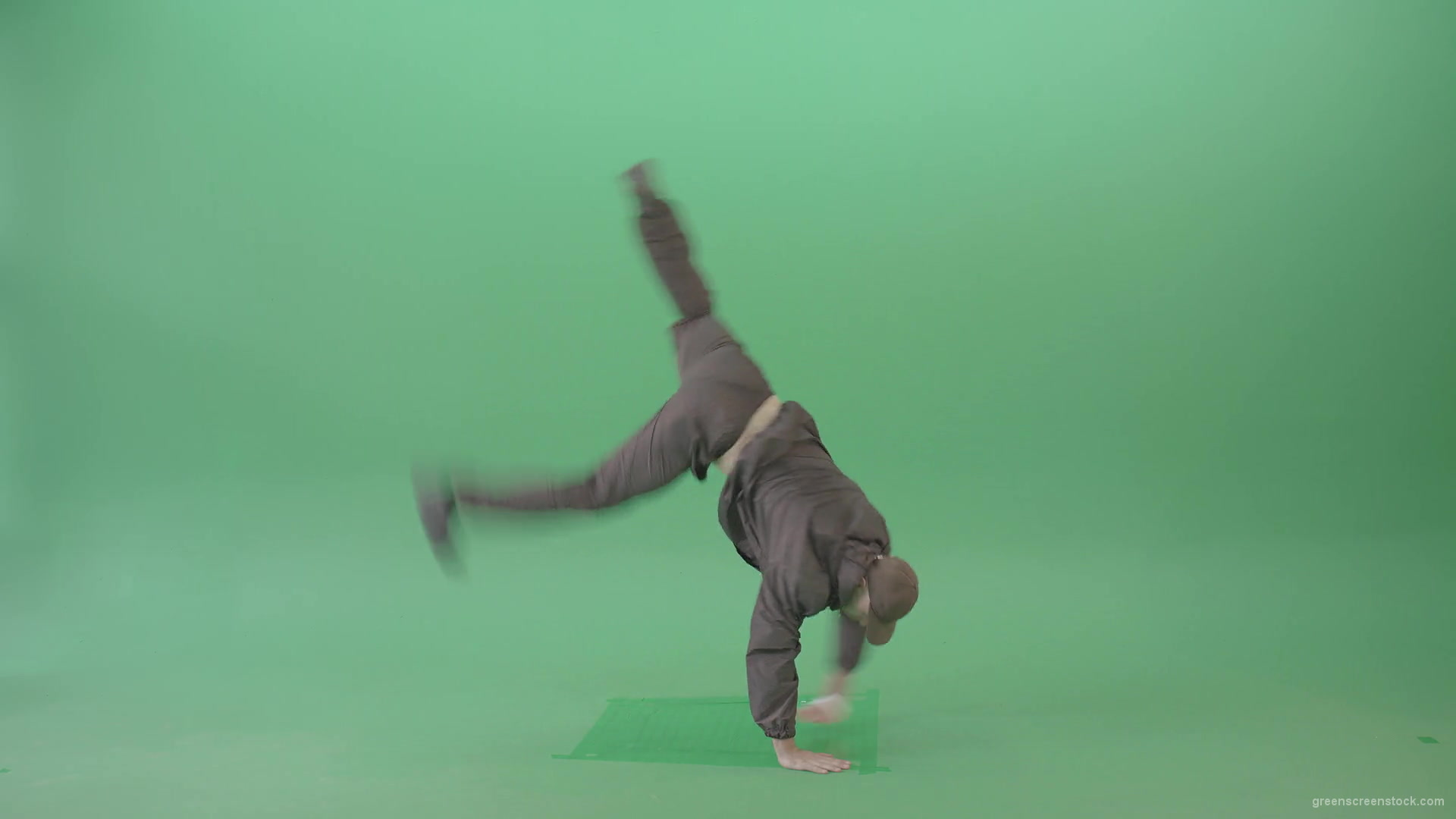 Breakadance-Man-making-dynamic-power-move-element-spinning-on-hand-over-green-screen-4K-Video-Footage-1920_004 Green Screen Stock