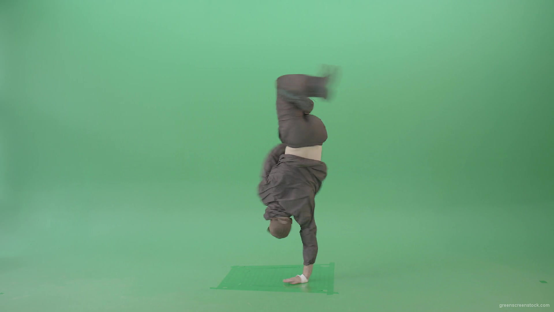 Breakadance-Man-making-dynamic-power-move-element-spinning-on-hand-over-green-screen-4K-Video-Footage-1920_005 Green Screen Stock