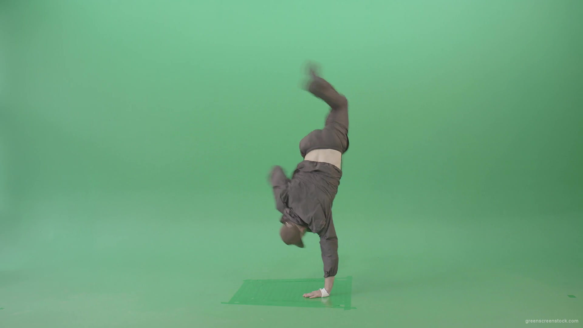 Breakadance-Man-making-dynamic-power-move-element-spinning-on-hand-over-green-screen-4K-Video-Footage-1920_006 Green Screen Stock